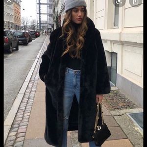 Súper cute black faux fur coat